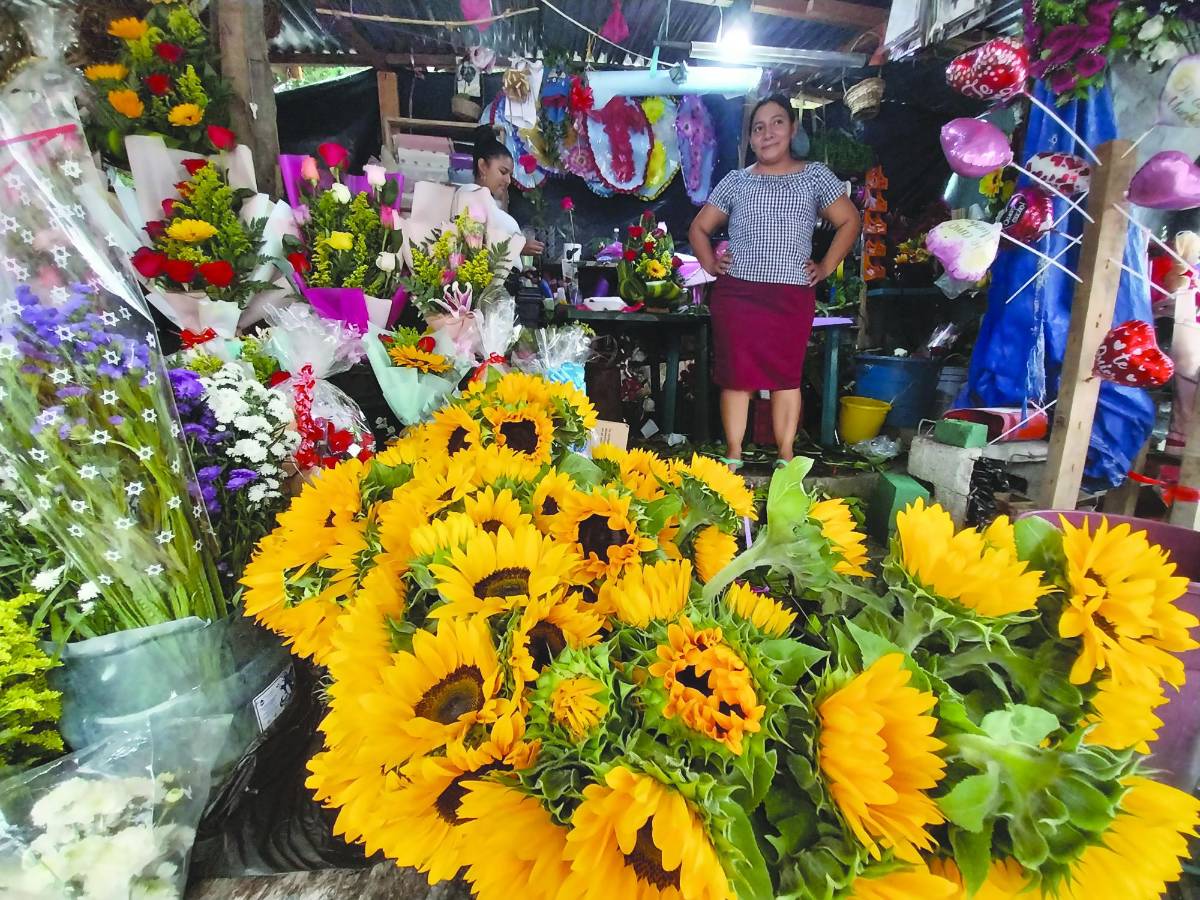 Vendedores temporales se instalan en los alrededores del mercado buscando negocios.
