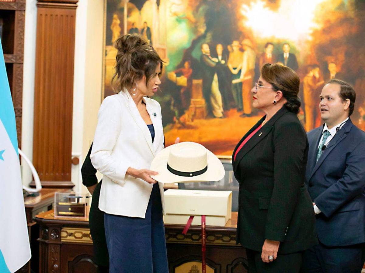 El obsequio de Xiomara Castro a Kristi Noem, secretaria de seguridad Nacional de  EUA