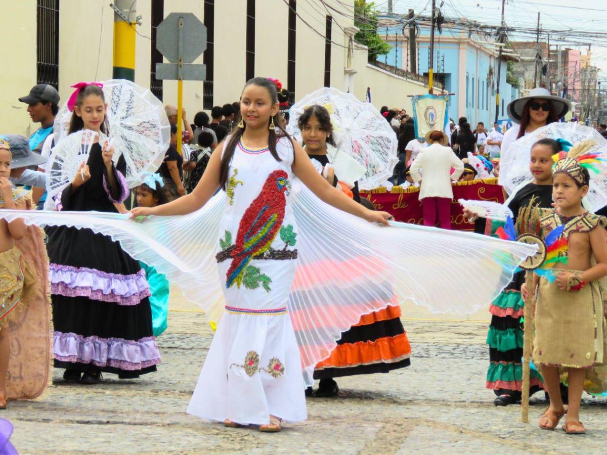 Con fervor, color y alegría, los más pequeños inician la fiesta patria en Comayagua