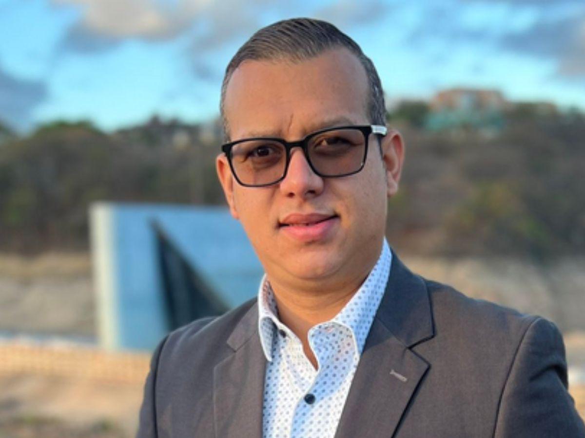 Alex Cáceres revela que una presentadora fue despedida