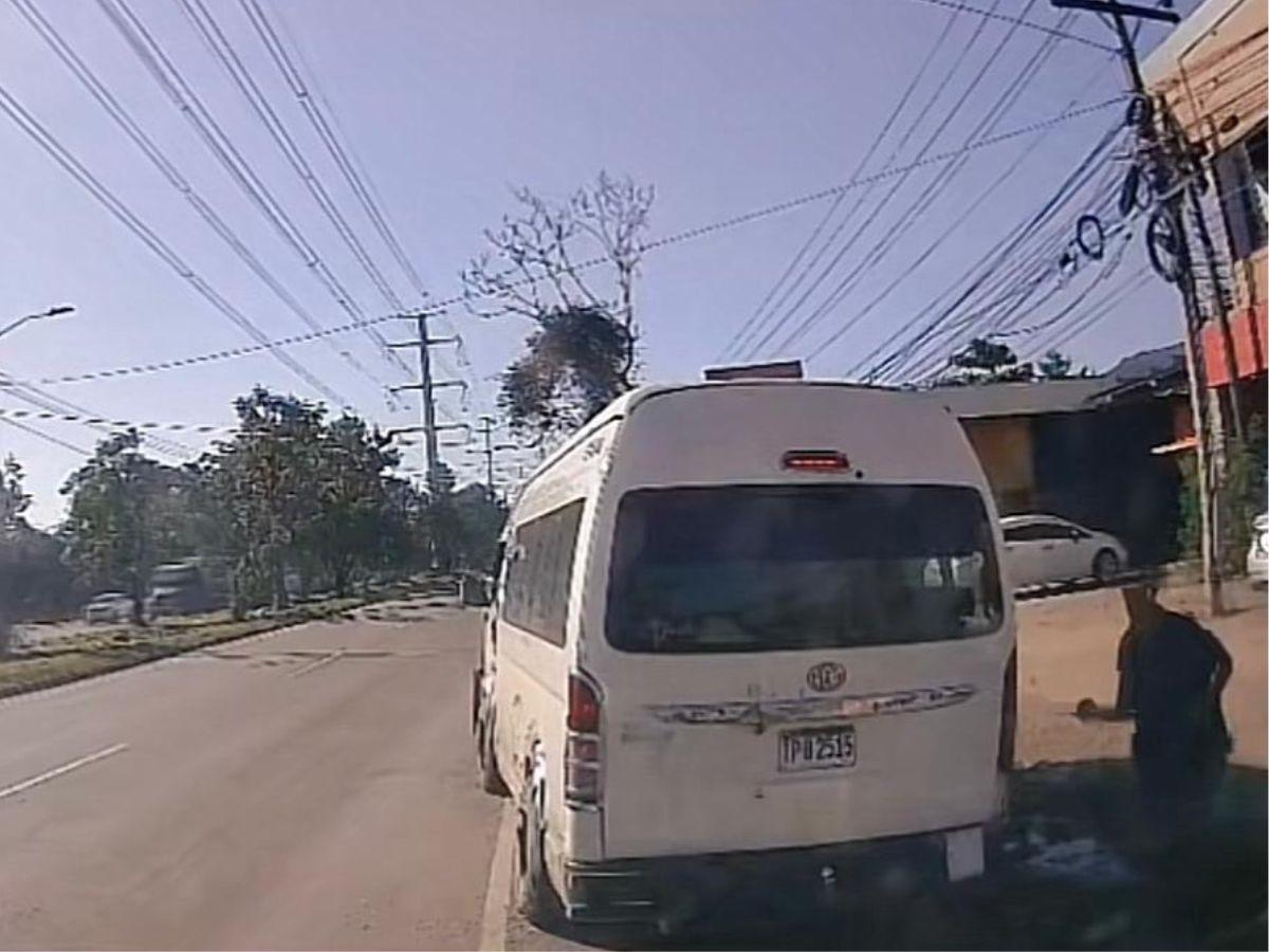 Ayudante de rapidito sufre brutal atropello y se levanta como si nada