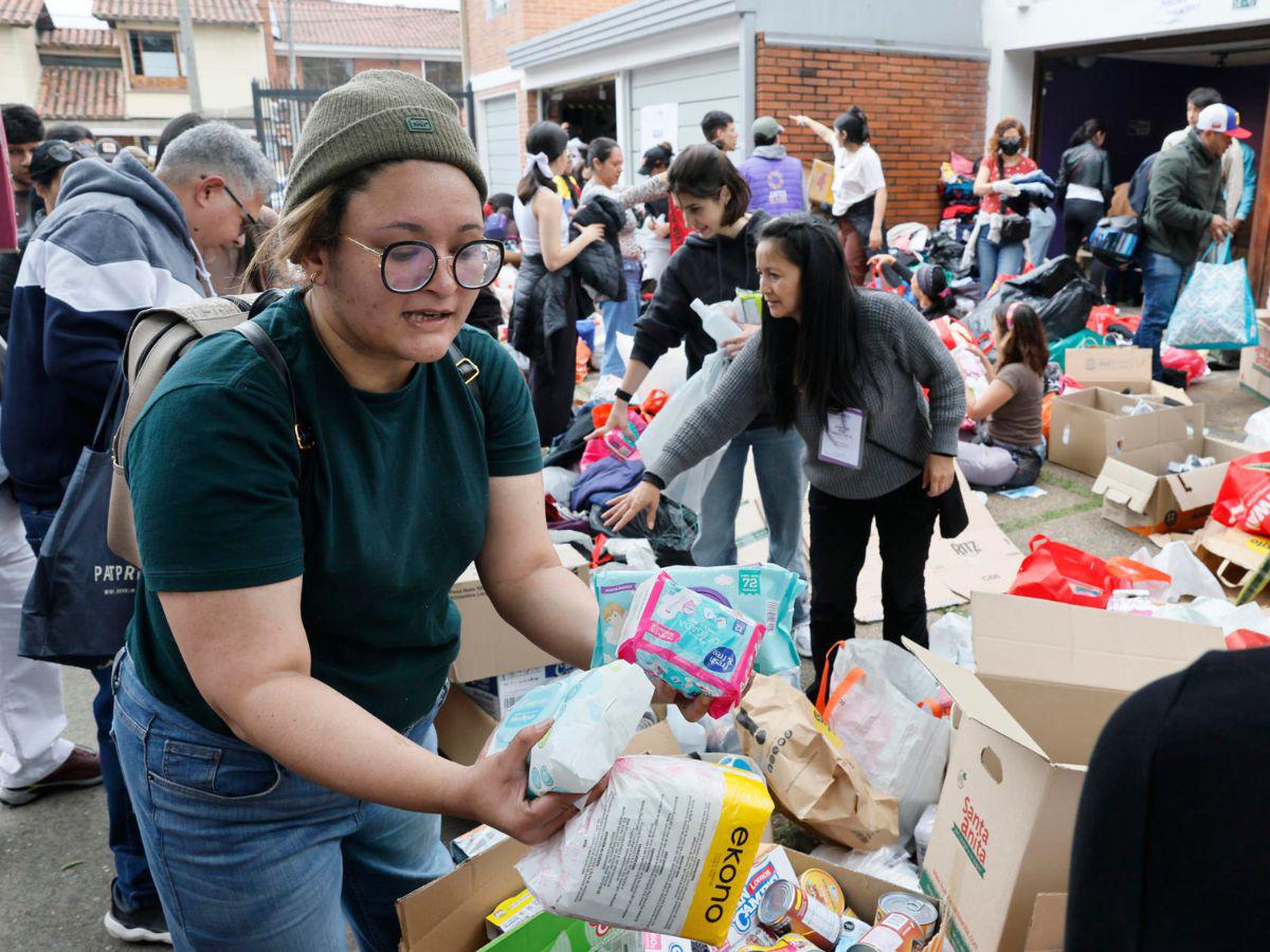 Cientos de voluntarios reúnen ayuda en Bogotá para enviar a Venezuela tras terremotos
