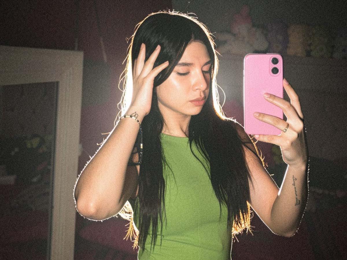 Jovencita muere tras huir en su moto de la Policía y chocar contra una camioneta