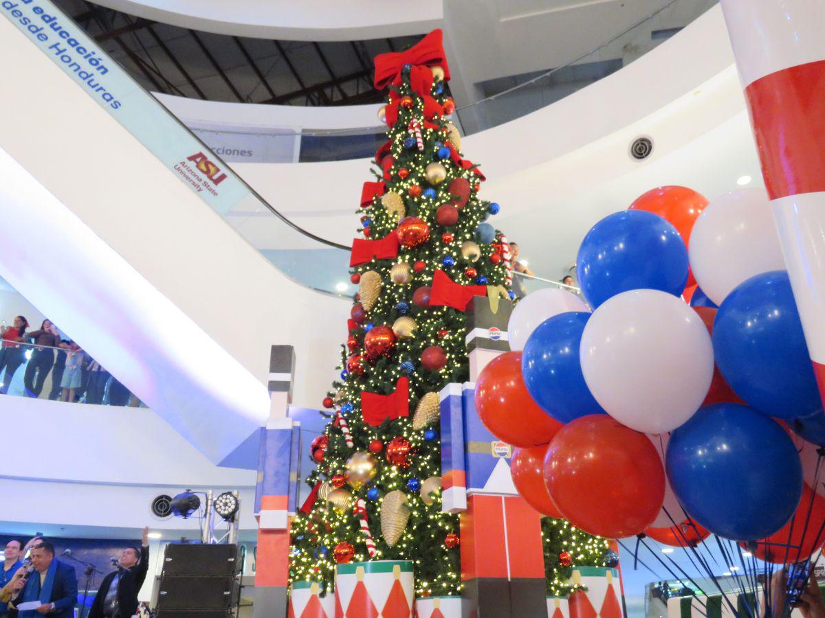El encendido del árbol se hizo esperar hasta horas de la noche, pero es espectáculo brindado valió la pena.