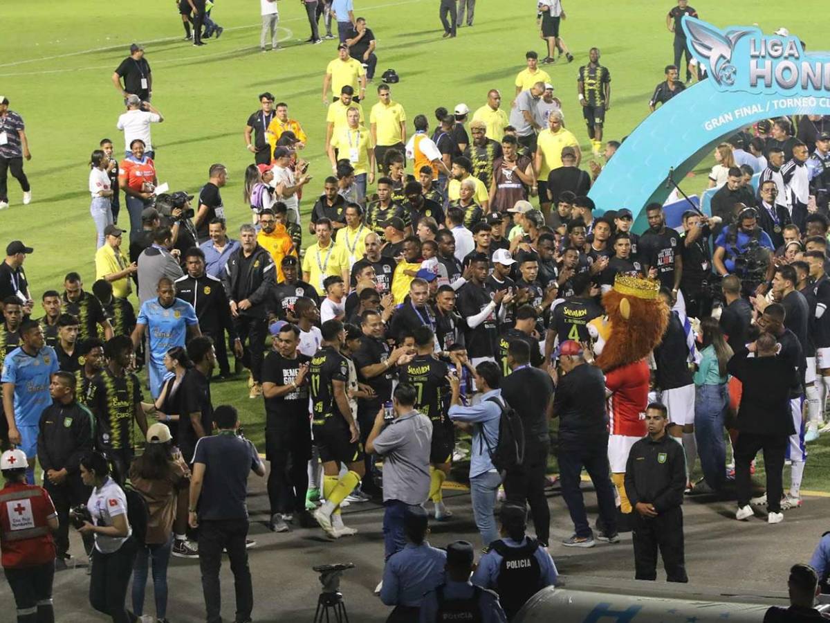 Olimpia festeja título, detalle con Real España, descuido con la copa y a lo Lamine Yamal