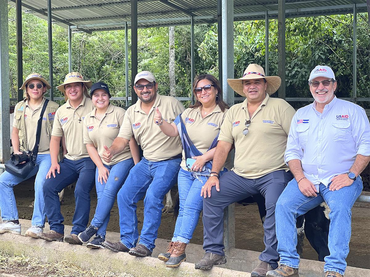 Miembros del Proyecto Agronegocios Sostenibles asegurando la calidad del café hondureño.