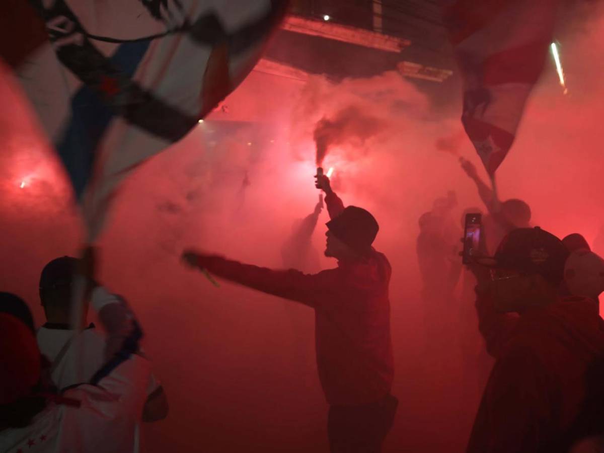 Espectacular banderazo de la afición del Olimpia y piden la Copa 40 ante Marathón