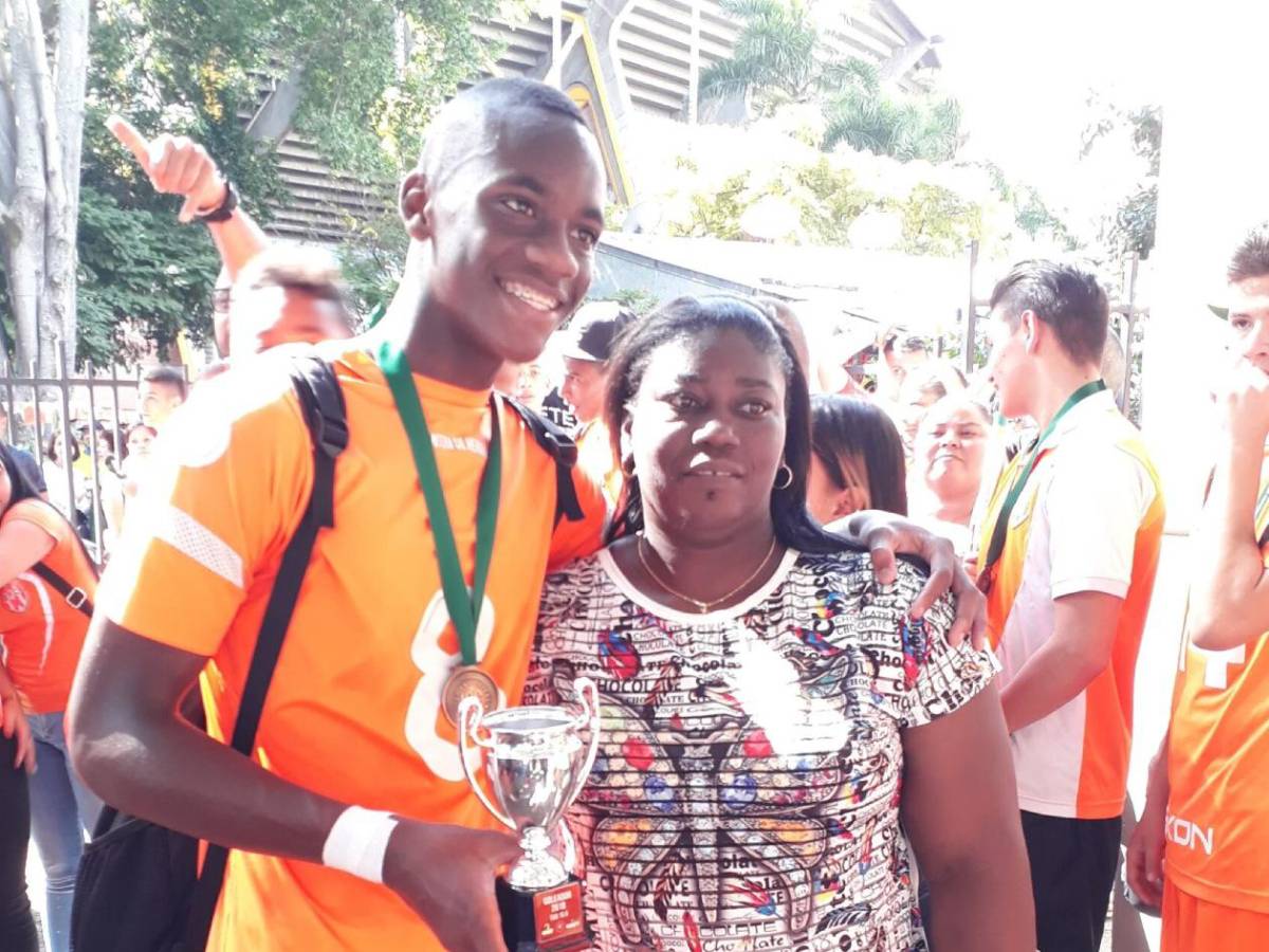 Jhon Durán: su nueva vida de lujos y captado con exnovia de un compañero