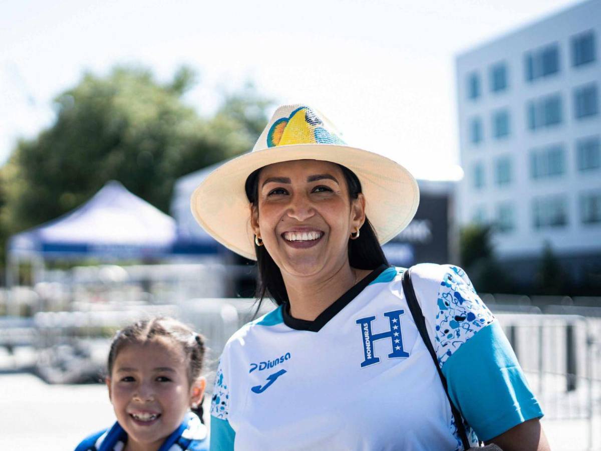 Ambiente y belleza en el partido Honduras-Curazao: ¿quién es la chica de blanco?
