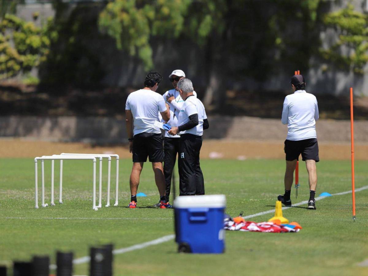 Visita especial en el entrenamiento de Honduras antes del duelo contra México