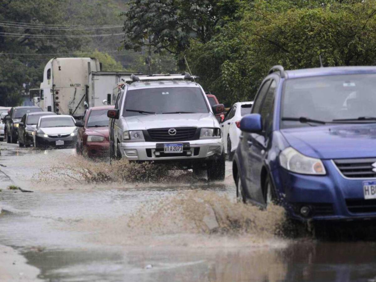 ¿Cuántos sampedranos están expuestos a riesgos por desastres naturales?