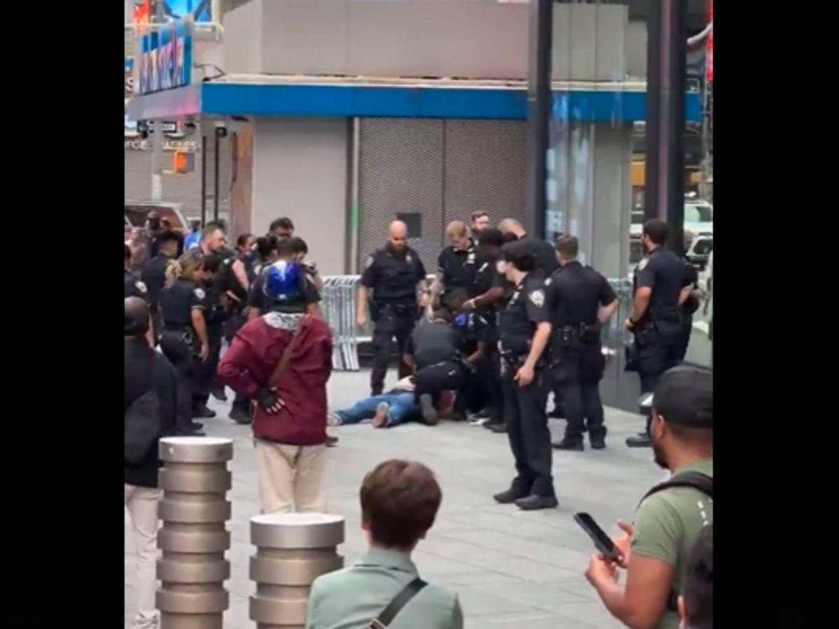 Mujer apuñala a dos personas en Times Square y muere tras enfrentarse a la Policía