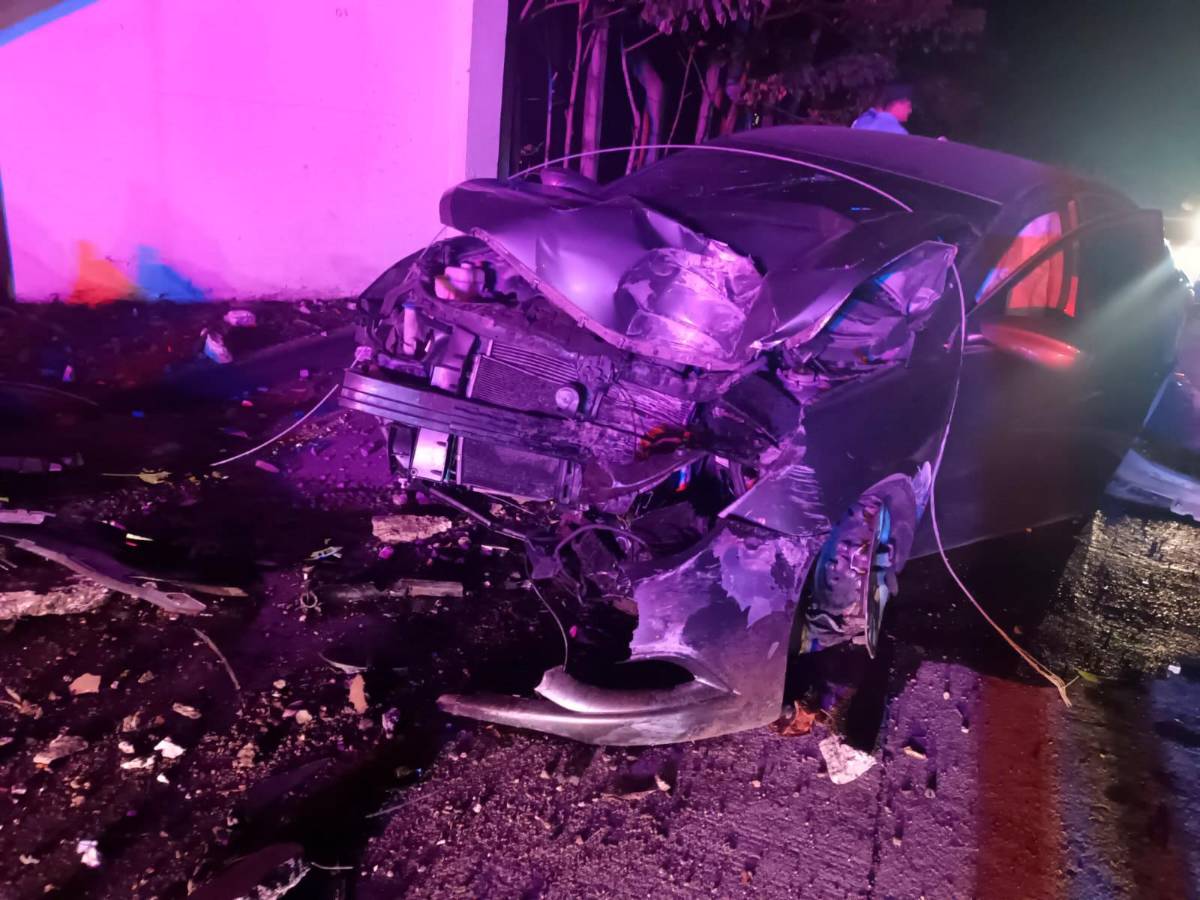 Empleado de “call center” muere al estrellarse en poste