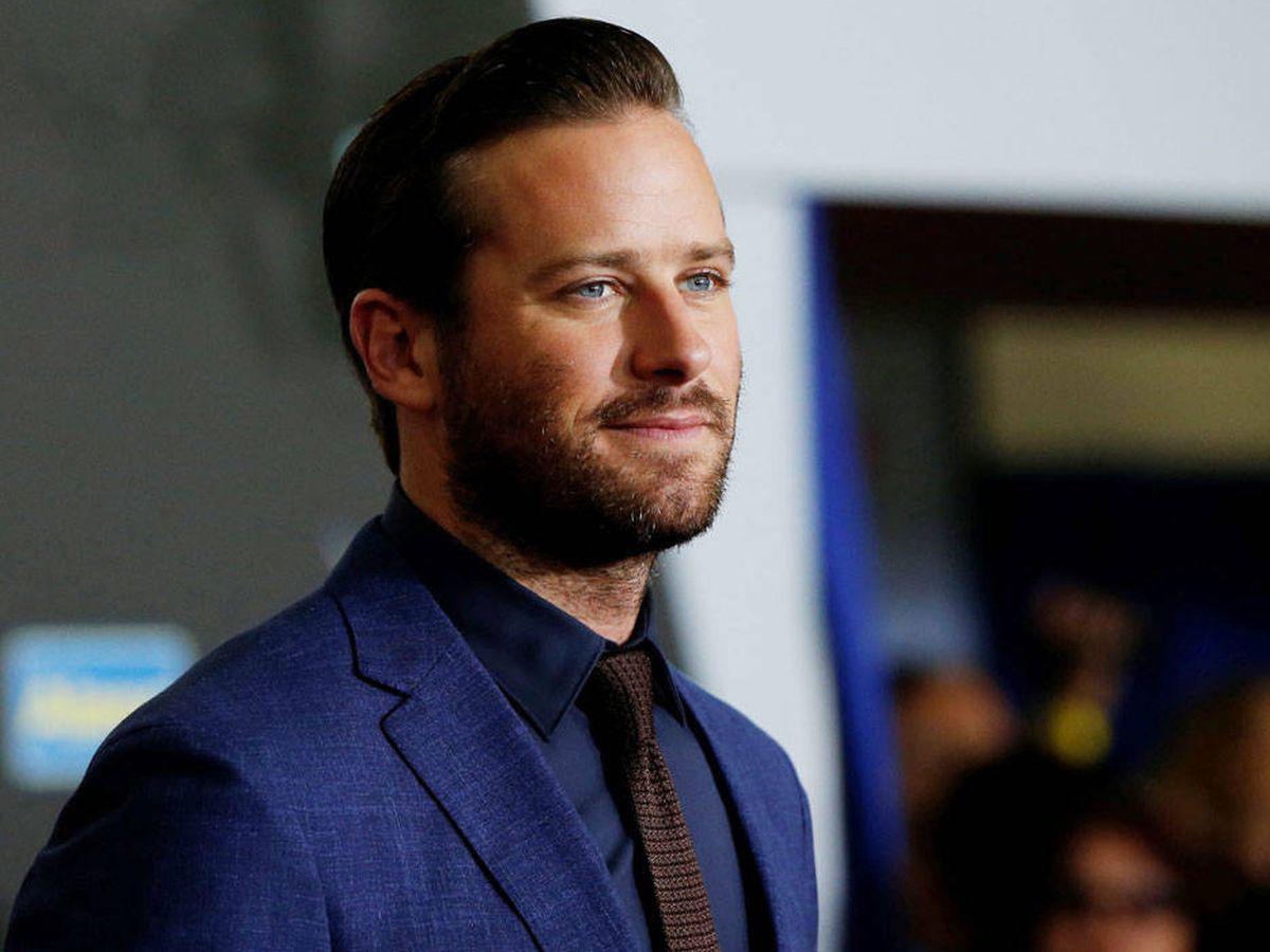 Armie Hammer vende su camioneta porque “no le ajusta para la gasolina”