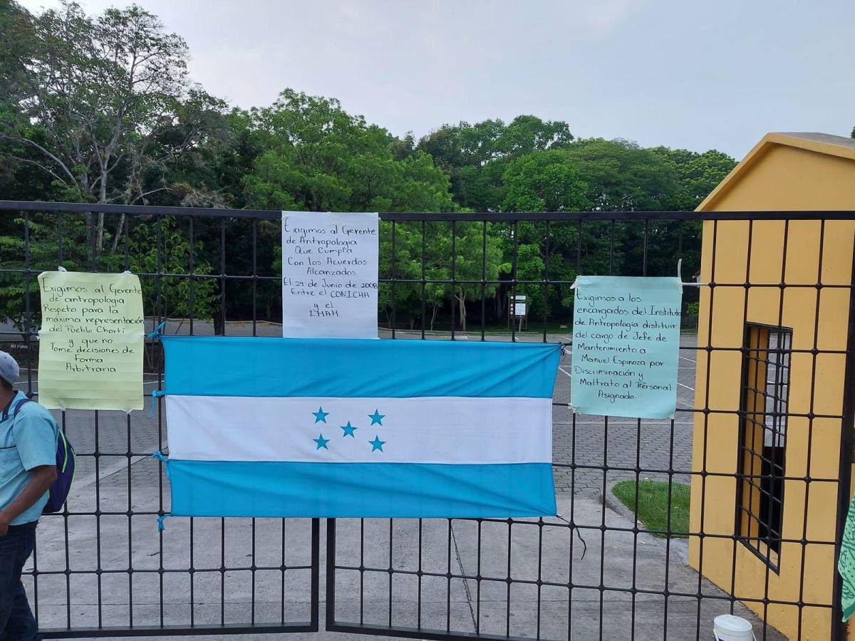 Los manifestantes colocaron una bandera de Honduras en la entrada del P<b>arque Arqueológico de Copán.</b>