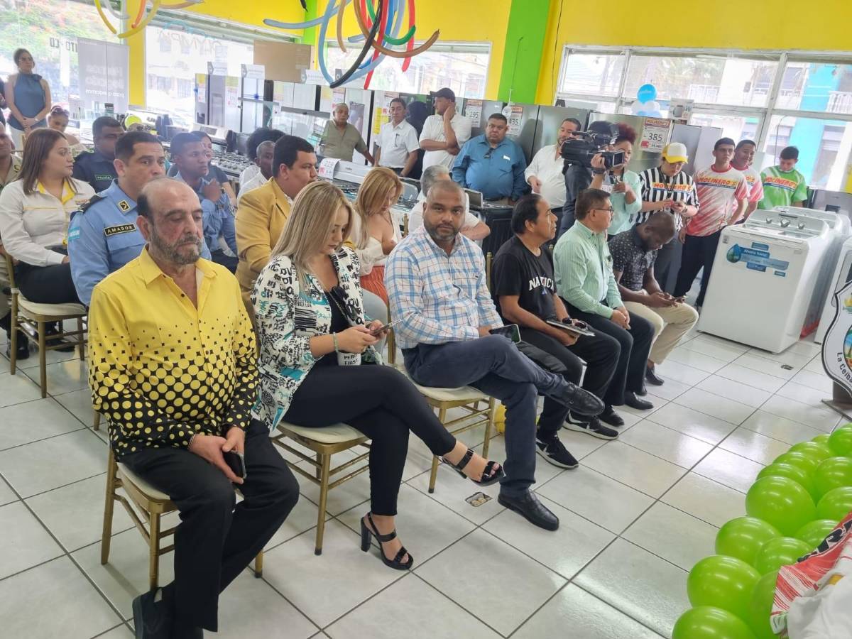 Varias personalidades, autoridades y otros representantes acudieron al evento.