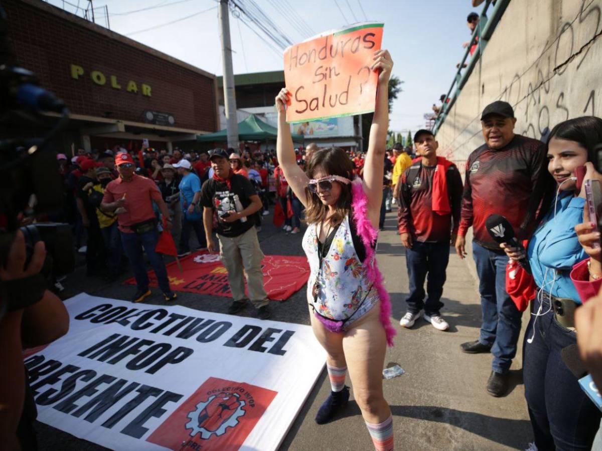 Hondureña marcha en traje de baño en el Día del Trabajador y exige justicia por las mujeres