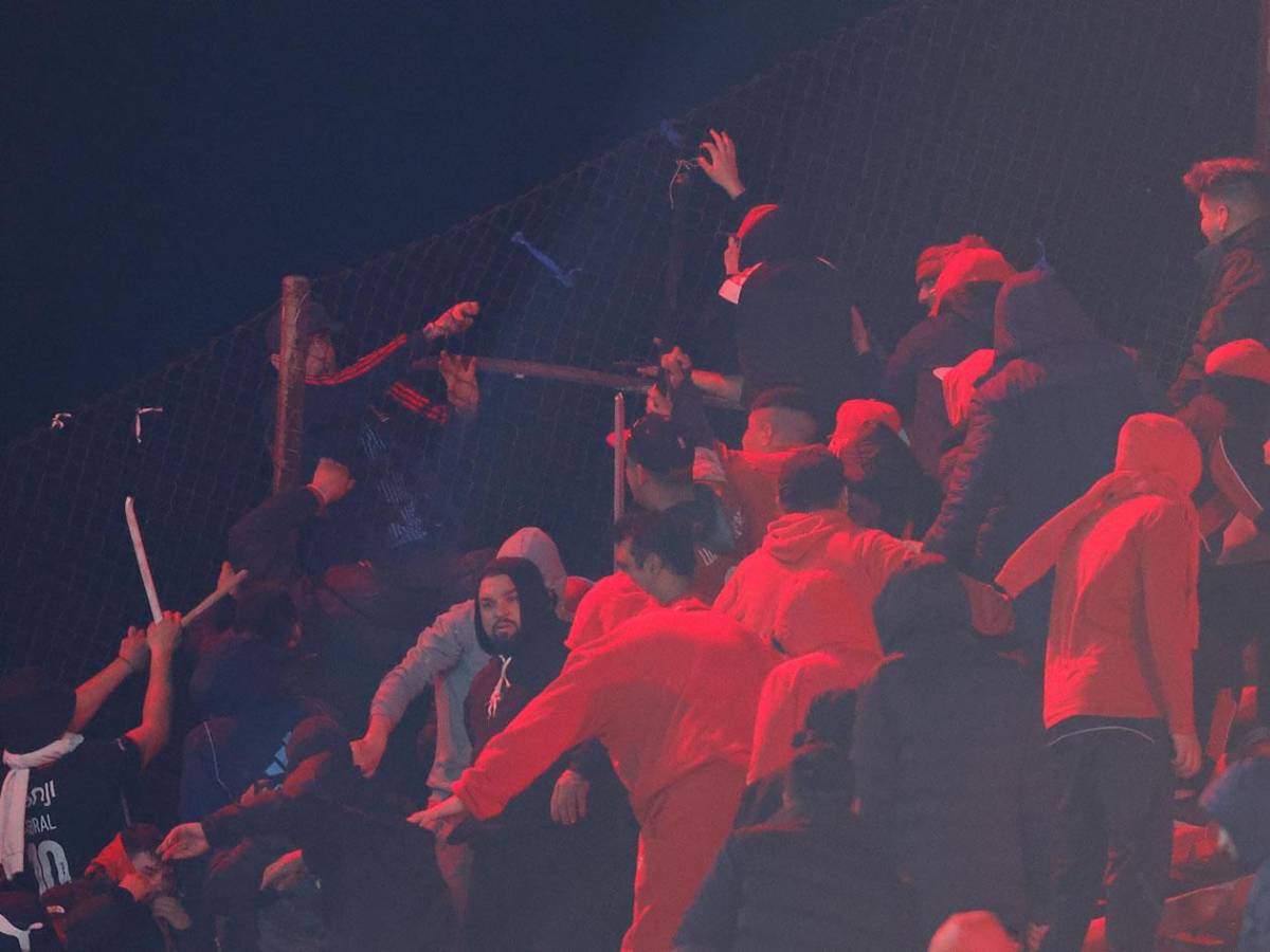 Imágenes sensibles: pelea de barras de Independiente y U de Chile deja heridos de gravedad