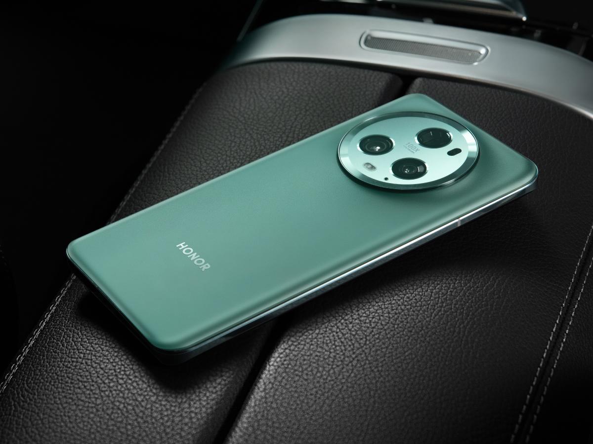 El HONOR Magic5 Pro está equipado con una pantalla suspendida de cuatro curvas de 6.81 pulgadas, tres cámaras principales ultra HD y un chip Snapdragon.