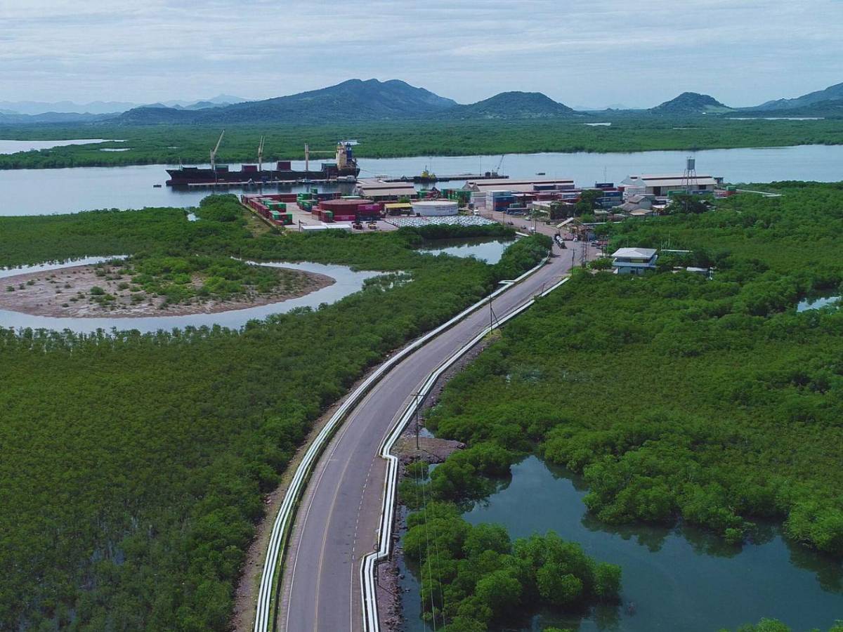 Autos, combustibles y barcos saturan el único puerto activo del Pacífico hondureño