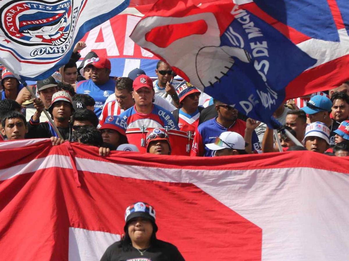 La chica que robó suspiros y el color de la Ultra Fiel en el Olimpia vs Motagua
