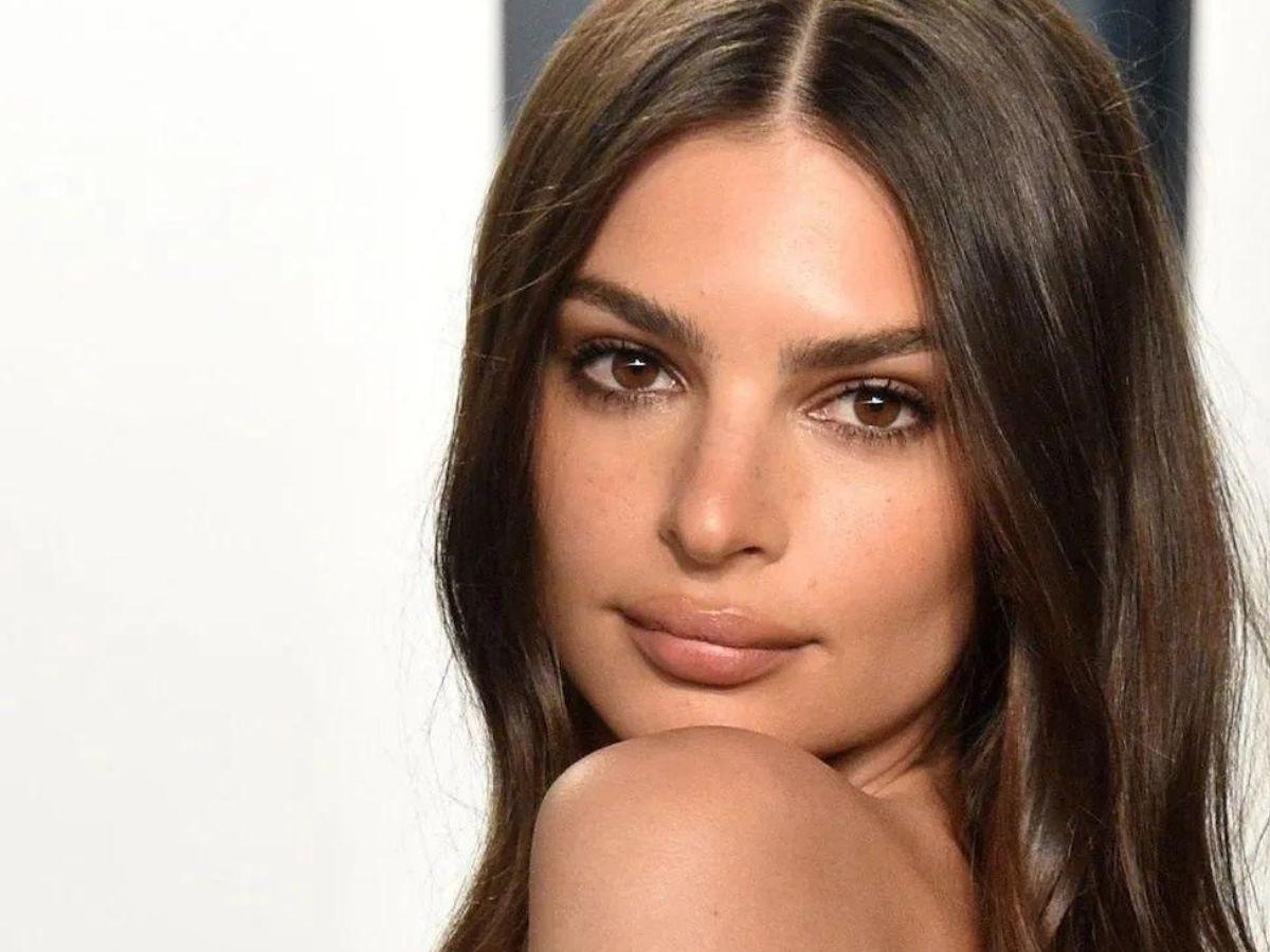 Emily Ratajkowski descarga app de citas en medio de su romance