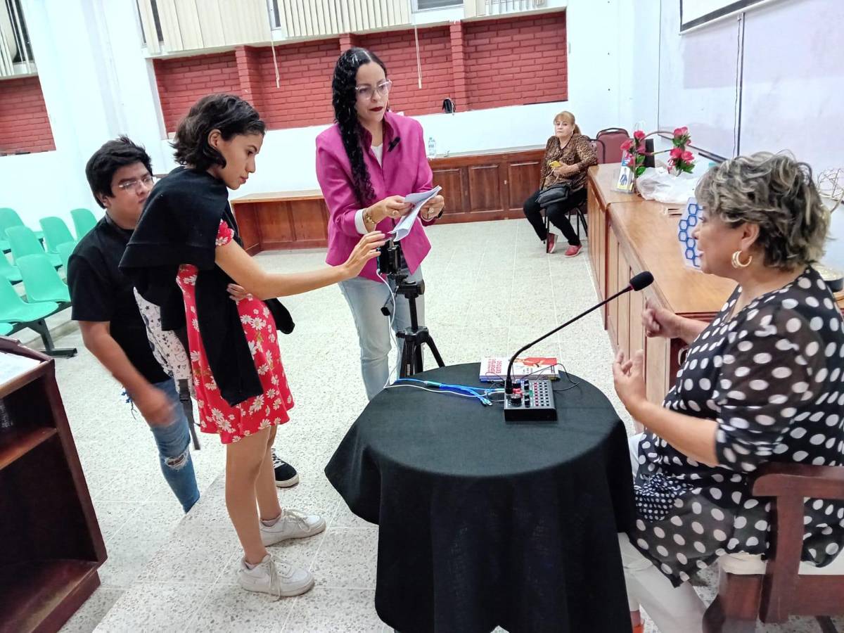 La periodista y escritora Mayra Navarro presenta sus libros en la UNAH-VS