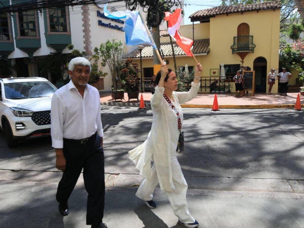 Simpatizantes liberales y nacionalistas se unen en apoyo a las consejeras del CNE