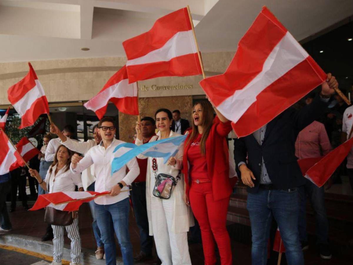 Simpatizantes liberales y nacionalistas se unen en apoyo a las consejeras del CNE