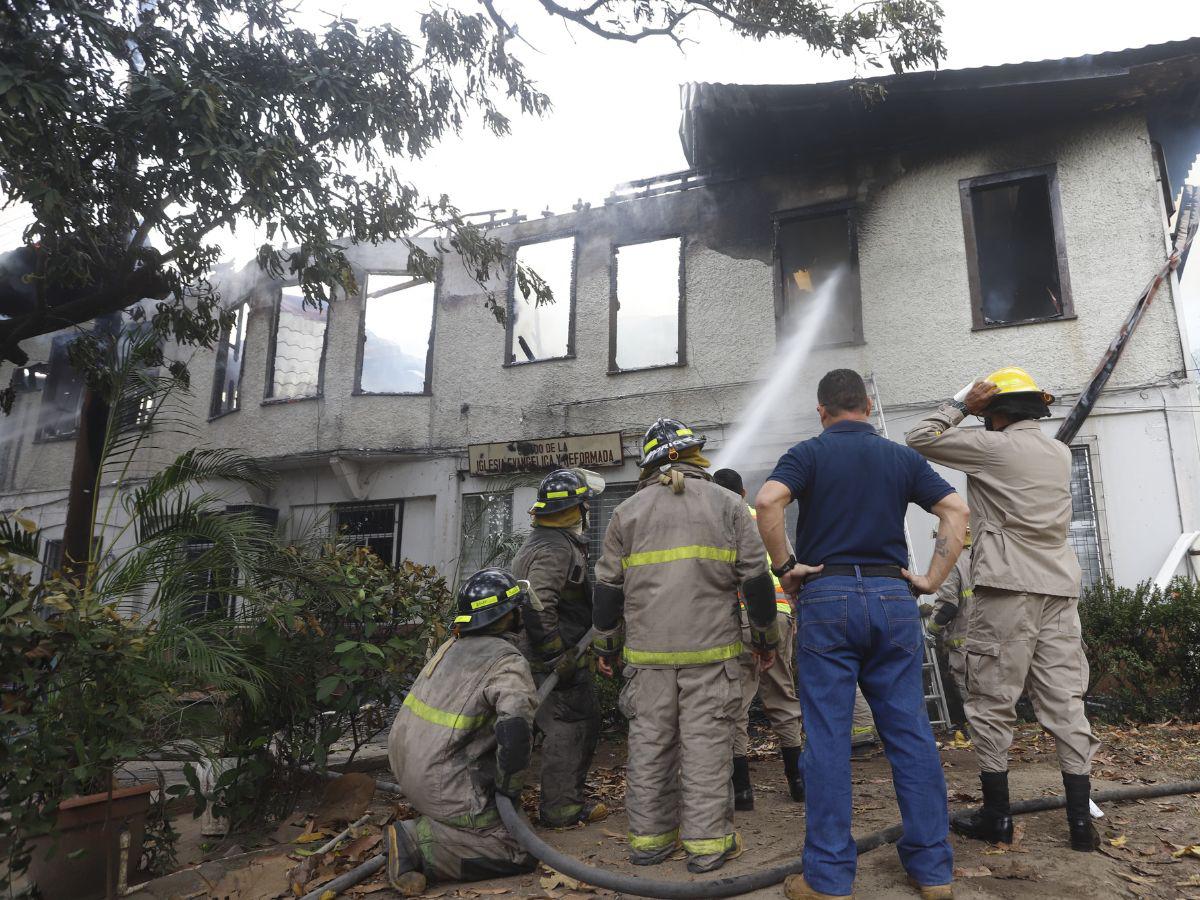 Así fueron consumidas las oficinas de iglesia evangélica en San Pedro Sula