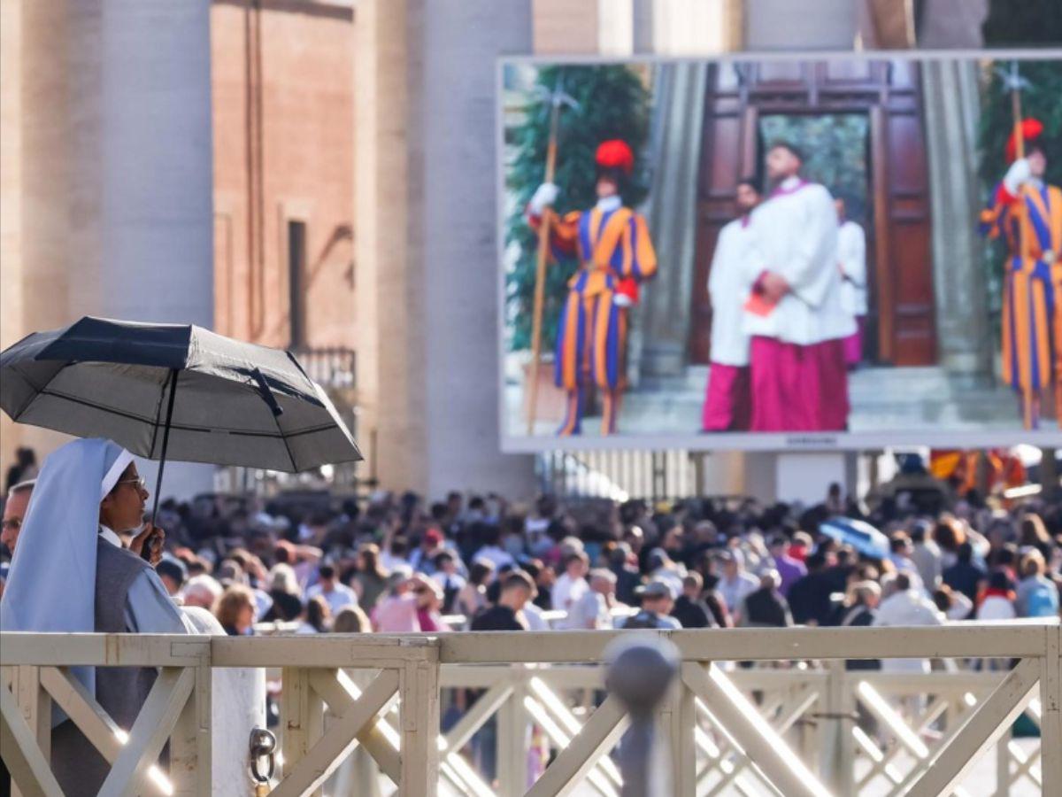 Así viven los feligreses la espera de la primera fumata del cónclave