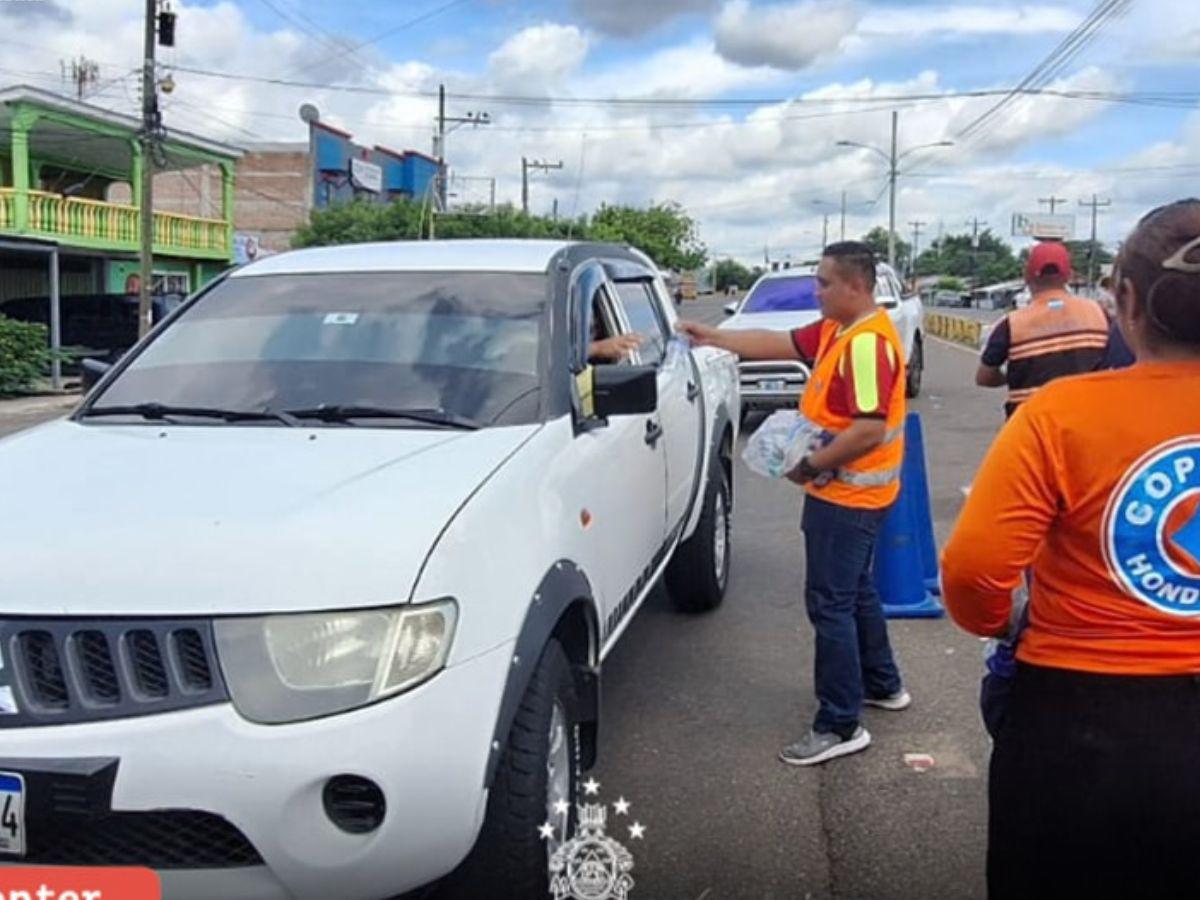 Honduras entrega bebidas a quienes transitan hacia El Salvador pese a roce por comunicado