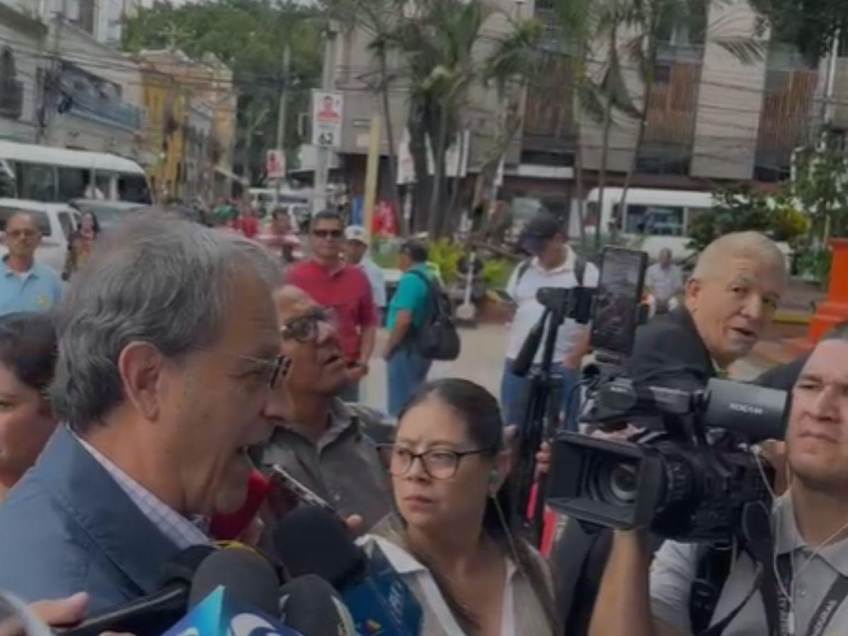 Diputados opositores sesionan en los bajos del Congreso Nacional