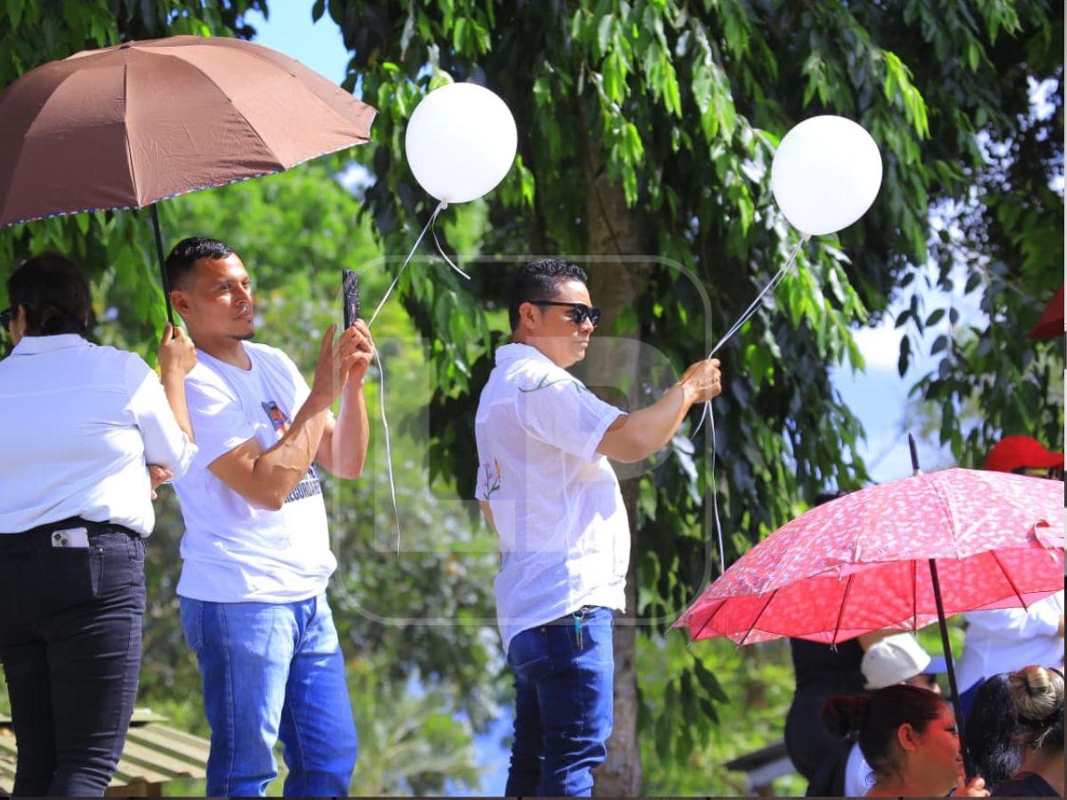 Te fuiste, doña Mecha”: fotos desgarradoras del sepelio de Hernán Martínez