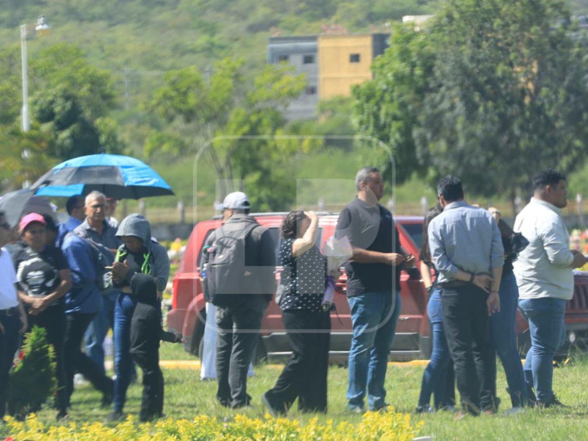 Dolor y lamento: así fue el velorio de Claudia Suyapa Garay, víctima del derrumbe en Loarque