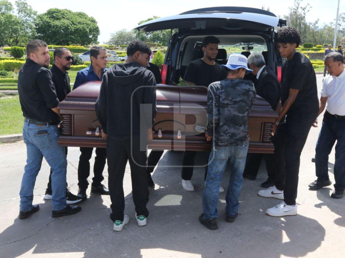 Entre aplausos y homenajes despiden al periodista Arístides Aceituno en Tegucigalpa