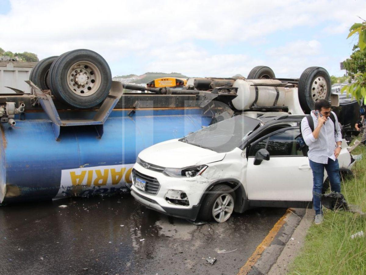 Múltiple accidente en Tegucigalpa deja varios heridos tras vuelco de una pipa de agua