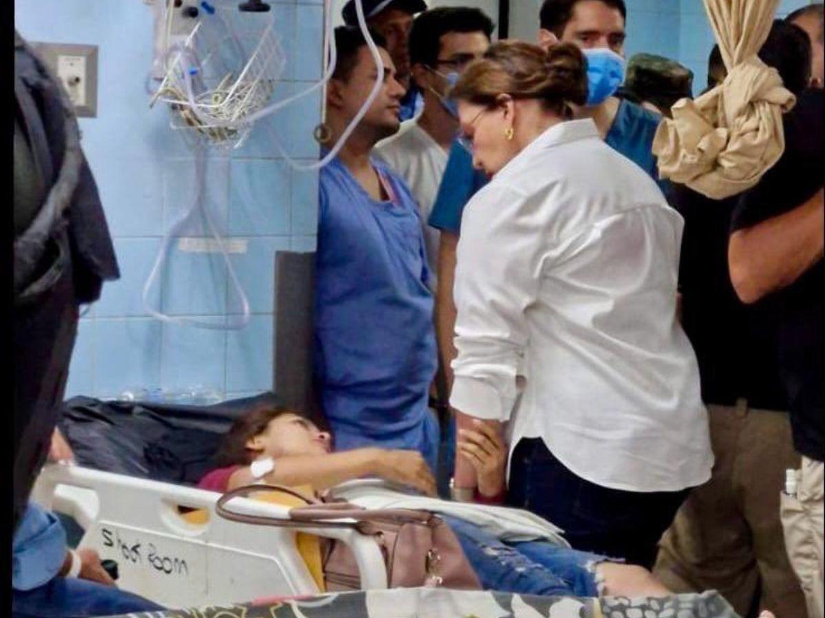Xiomara Castro visita en el hospital a simpatizantes de Libre