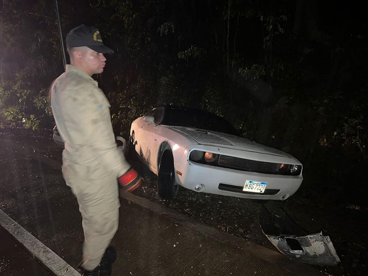 El carro de Alexy Vega quedó a un lado de la carretera CA4 de La Ceibita.