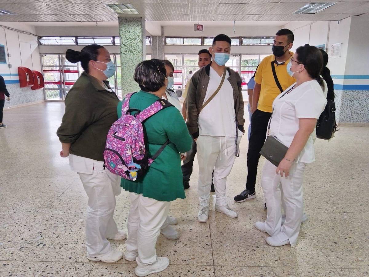 Más despidos por no estar censo de Libre; 70 enfermeros expulsados del HE