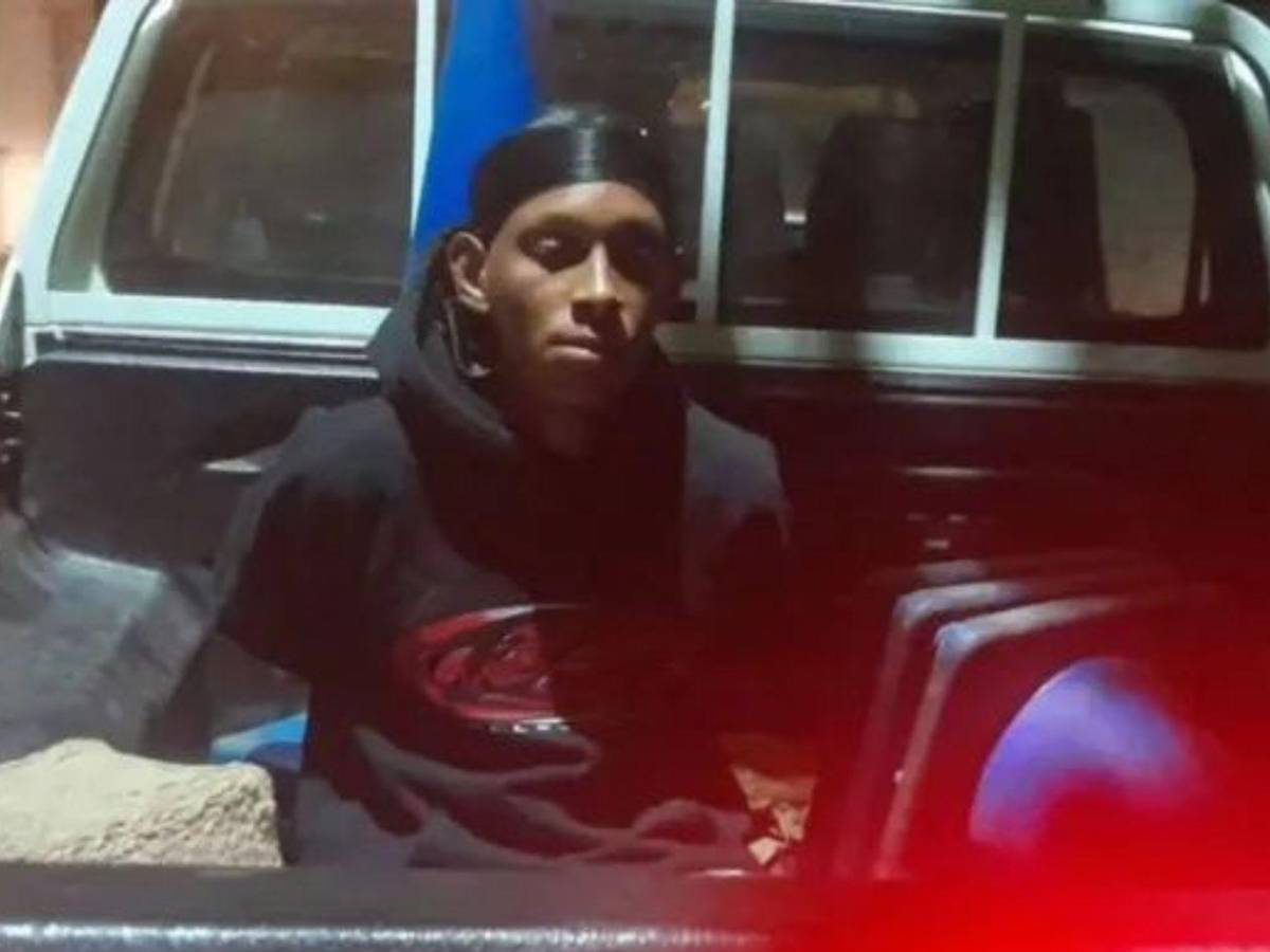 Prefiero que esté preso: Madre entrega a su hijo futbolista que agredió a anciano en Roatán