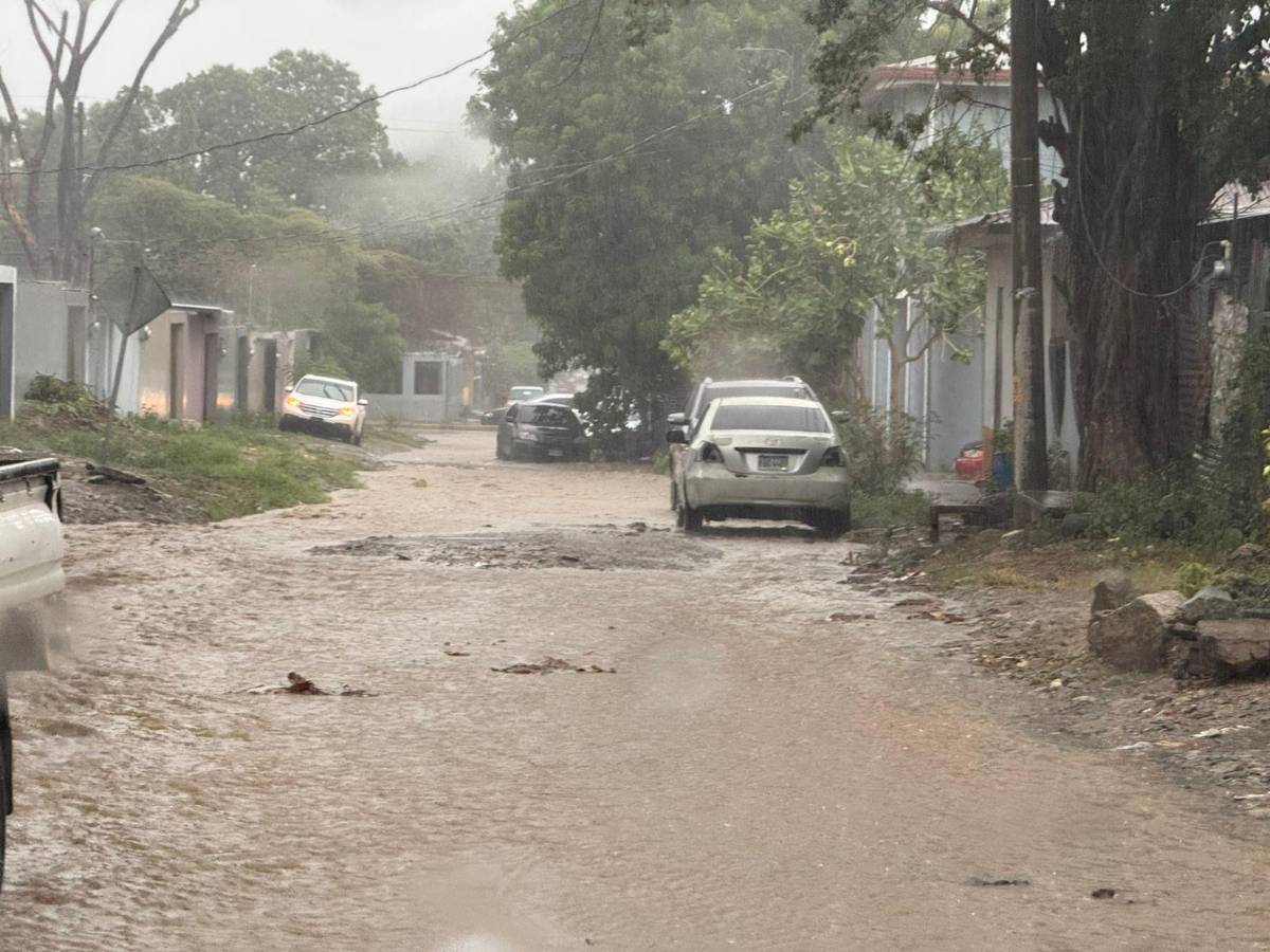 Carros varados y colonias anegadas; lluvias colapsan calles de SPS