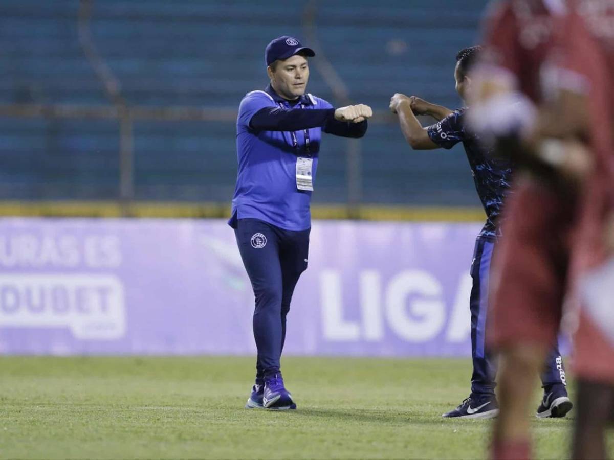 Bellas chicas cautivan, show del DT de Motagua y la fuerte lluvia en el Olimpia - Olancho