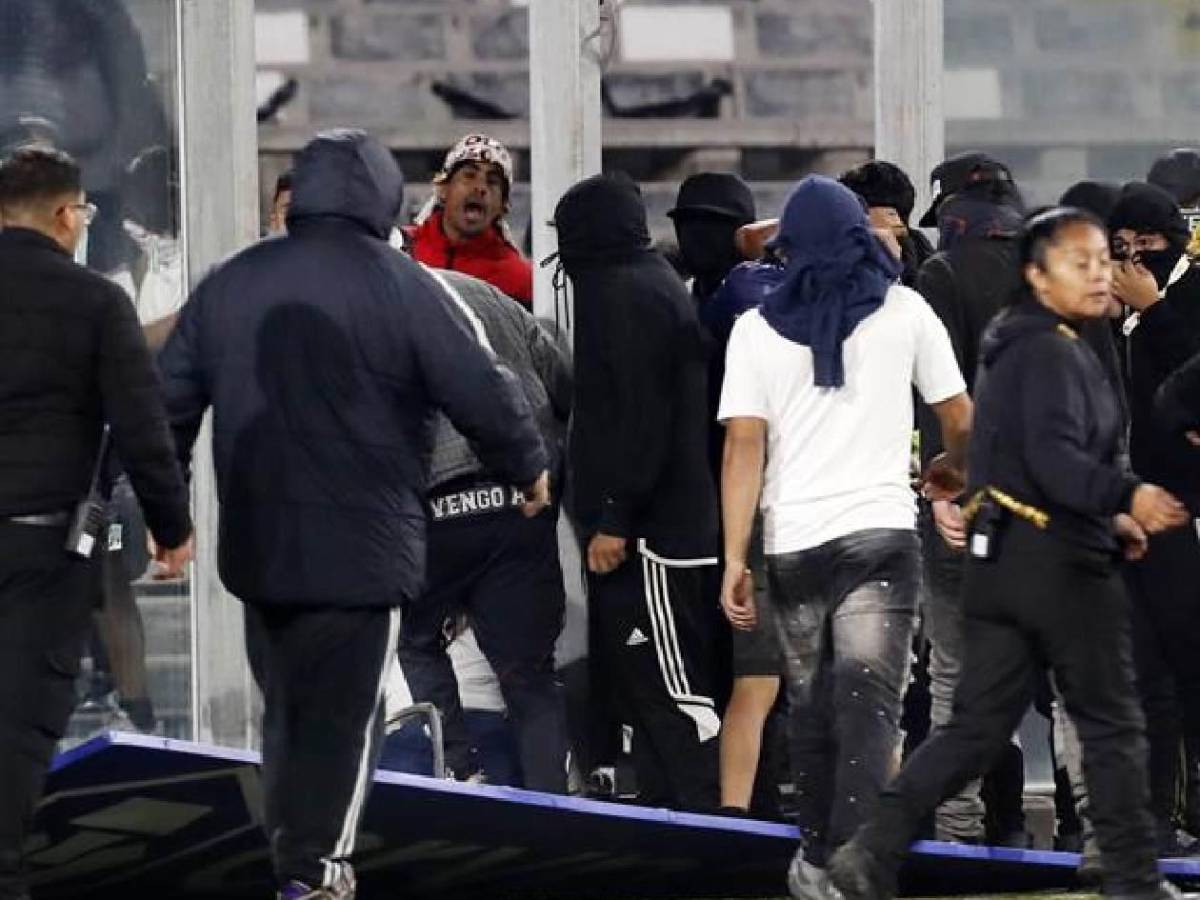 Tragedia: Muertos, avalancha, invasión en pleno partido y suspensión