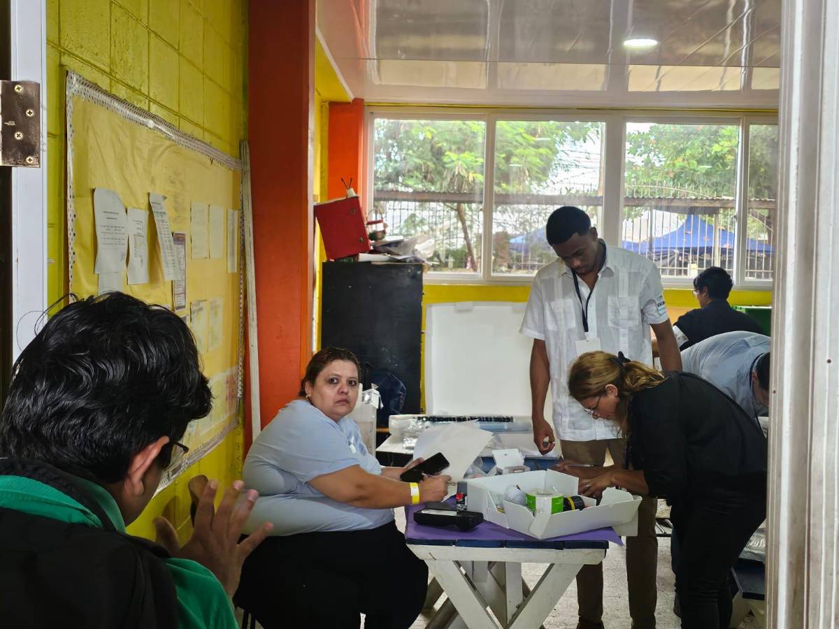 Sampedranos hacen filas desde temprano en los centros de votación de San Pedro Sula