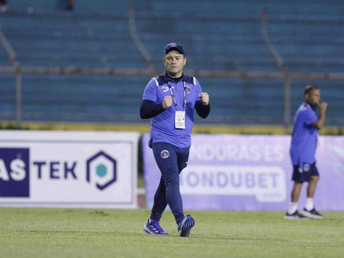 Bellas chicas cautivan, show del DT de Motagua y la fuerte lluvia en el Olimpia - Olancho