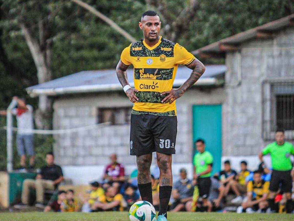 El panameño Carlos Small utilizará el dorsal 30 para el Clausura 2024.