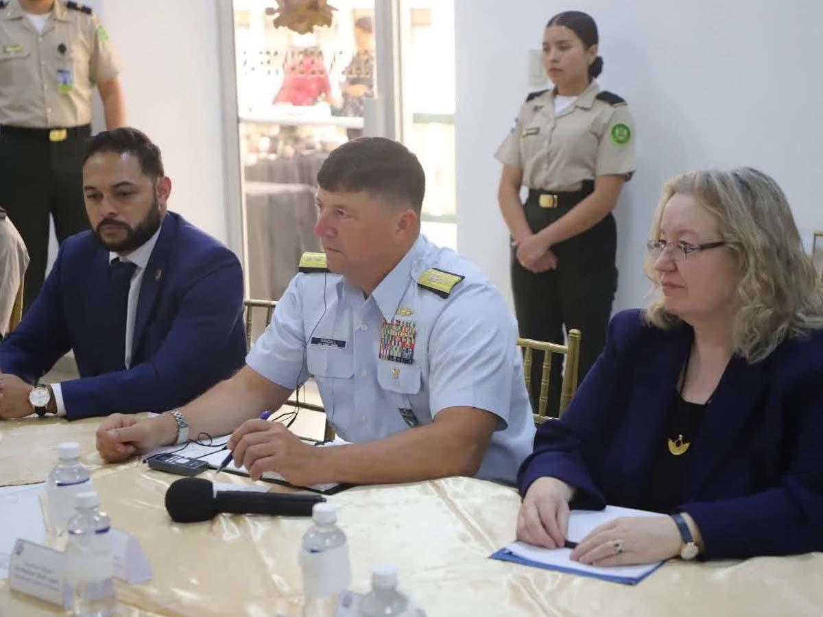 Jeffrey K. Randall se reúne con cúpula de las Fuerzas Armadas de Honduras