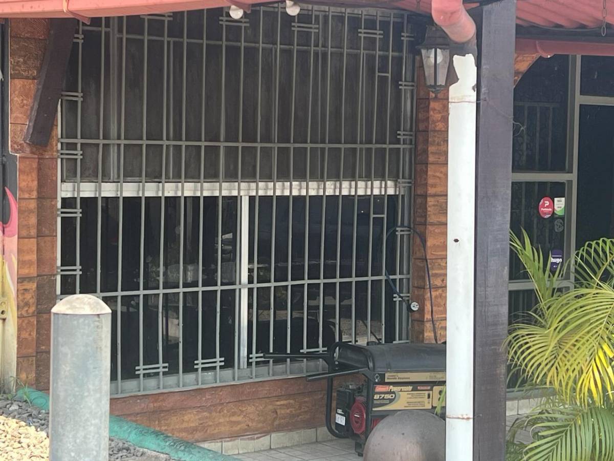 El fin de semana hubo interrupciones de energía en el suroeste, este restaurante tuvo que hacer uso de su planta de energía.