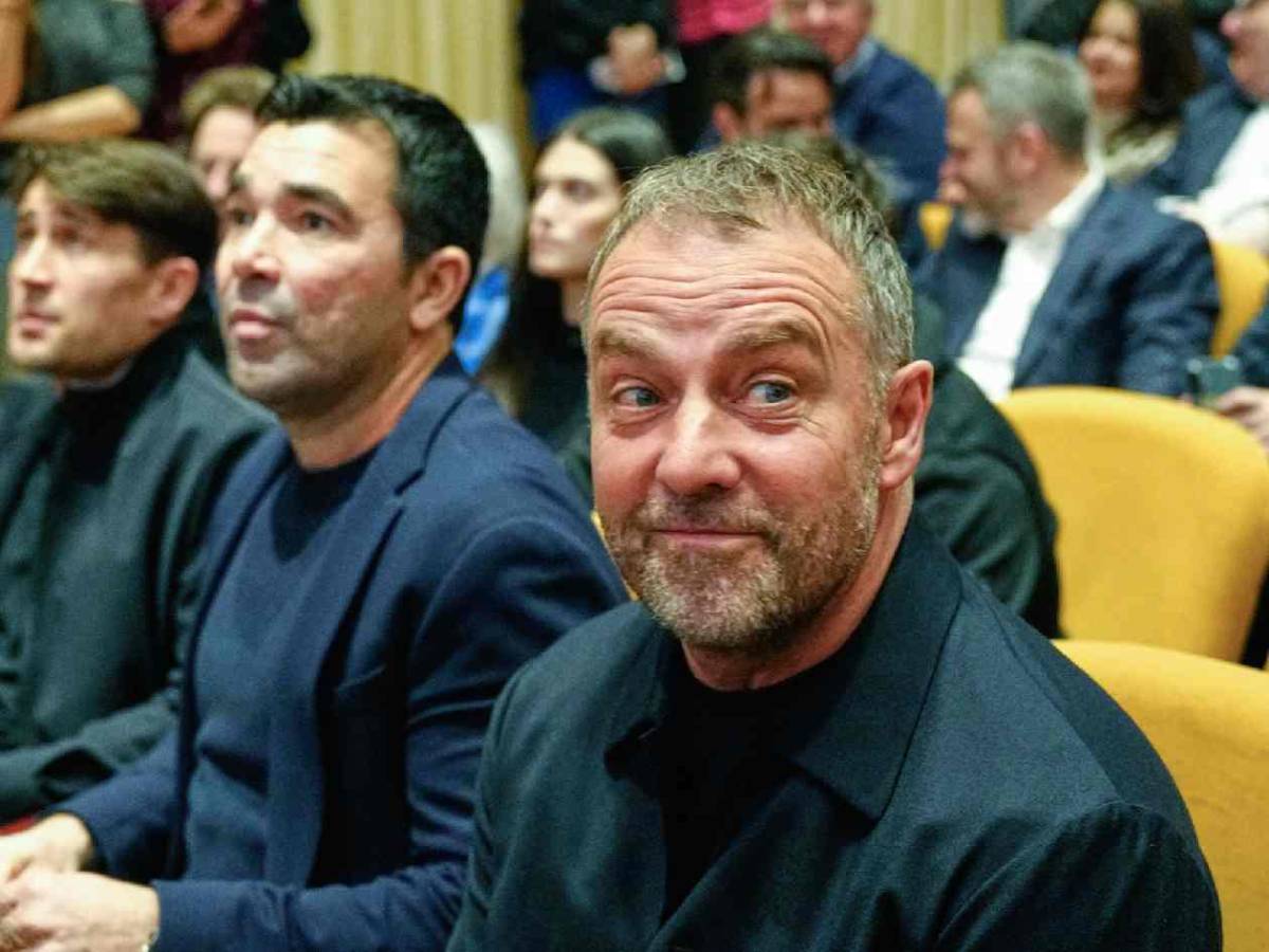 Hansi Flick lo sentó y tendría a su sustituto: el nuevo fichaje para el Barcelona